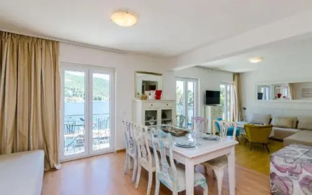 Five-Bedroom Apartment in Zaton Mali