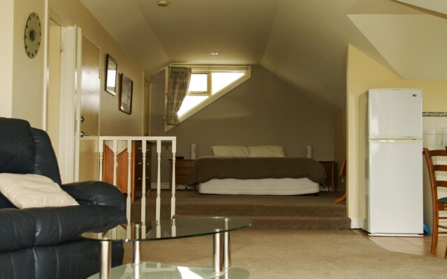 Logans Beach House and Apartments