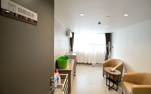 Home Inn Plus Shanghai West YanAn Road