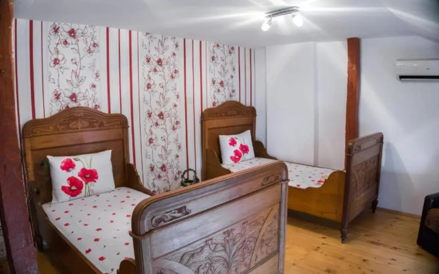 The Old House guest rooms and apartament