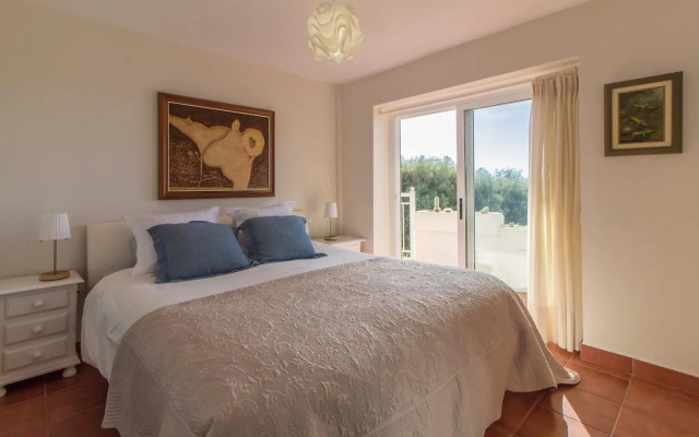 Villa in protected space in front of the sea