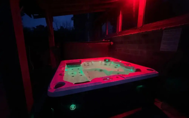 Country Farmhouse hot tub bbq hut