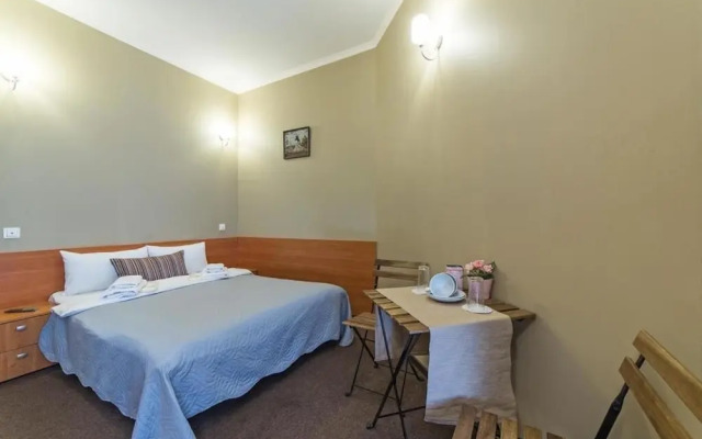 Anichkov Bridge Living Quarters