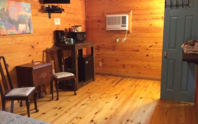 The Historic Leakey Inn