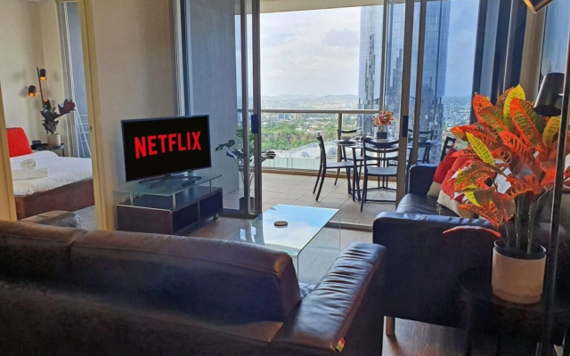 2BR Stunning Views CBD Pool Gym Netflix