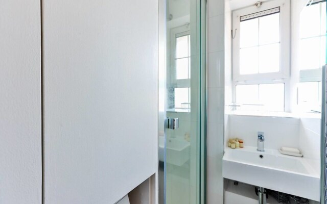2BR Apartment - 10mins to Canary Wharf!