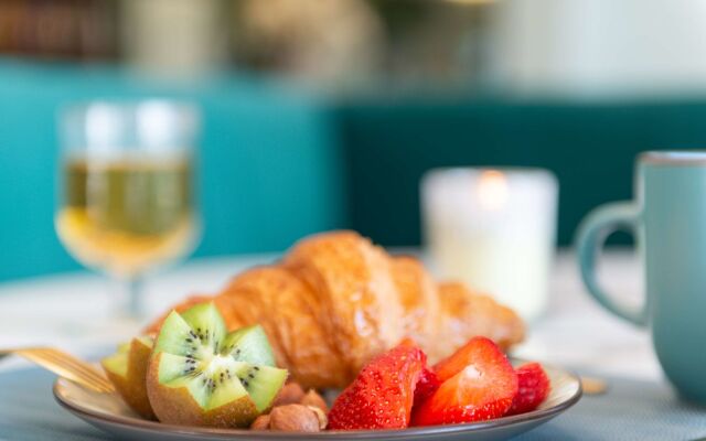 Отель The Originals Boutique, Hôtel Porte de Dieppe