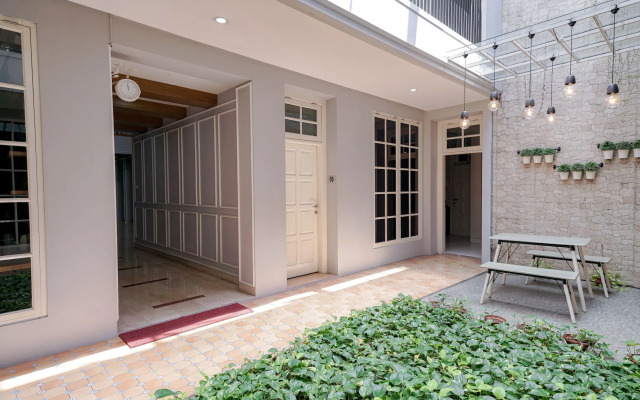 RedDoorz Premium near RS Pondok Indah