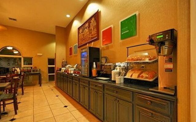 COMFORT INN &amp; SUITES
