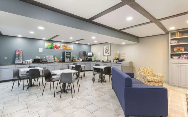 Quality Inn Newton at I-80