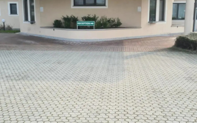 Raya Hotel Motel