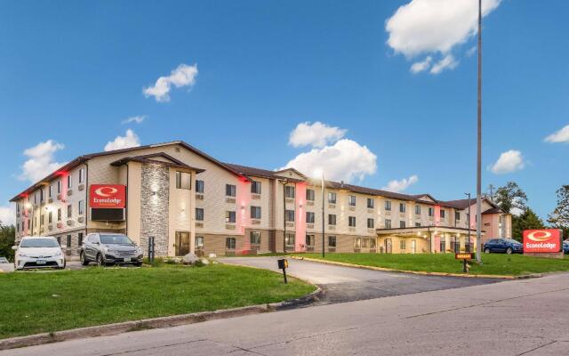 Econo Lodge Inn & Suites - Des Moines/Merle Hays Road