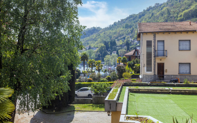 Snug apartment in Lesa with balcony