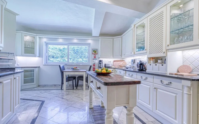 Golfinhos Magnificent Spacious 5 Bedroom Villa