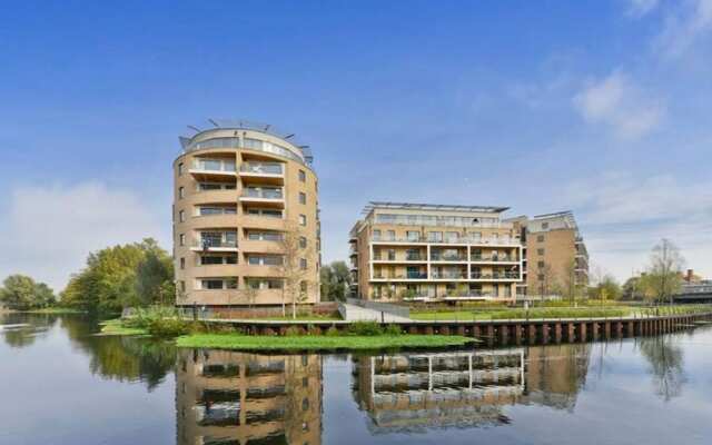 Stylish 2 Bedroom Apartment With Views of the River Lea