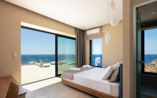 Seafront luxury villa with infinity pool & devine views!