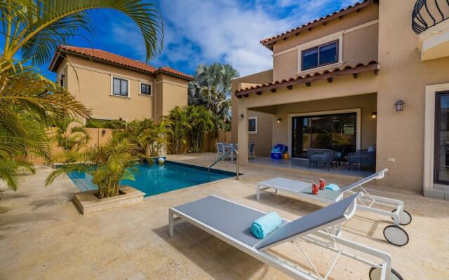 4BR Villa Gold Coast w Pool