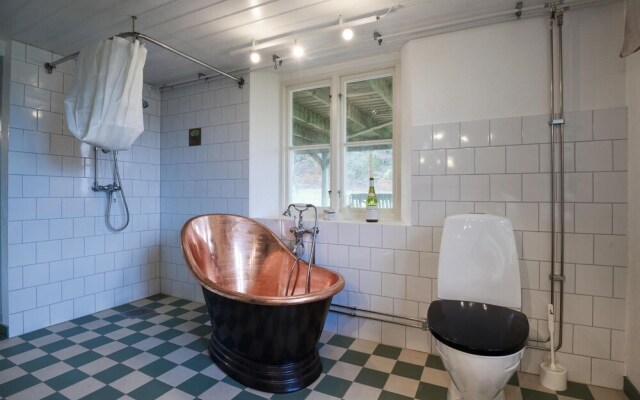 Nice Home in Hamburgsund With 5 Bedrooms and Wifi