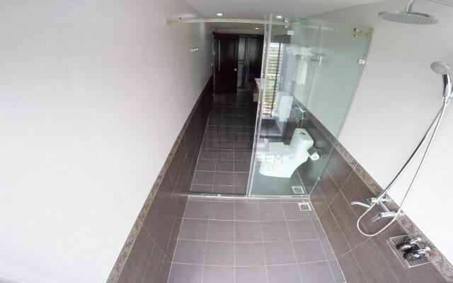 Golden Gem Tuan Chau Hotel