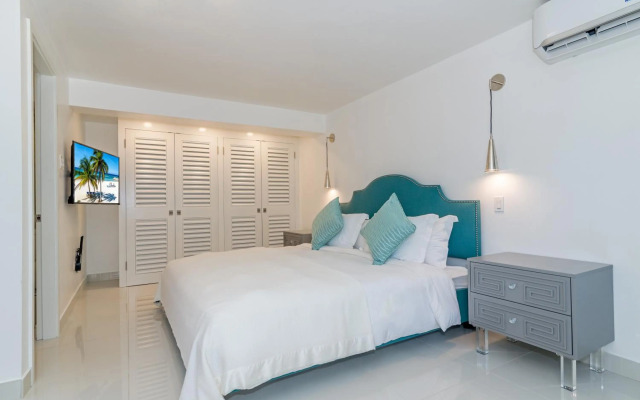 Magnificent 5-Bedroom Estate Villa, Sleeps 12