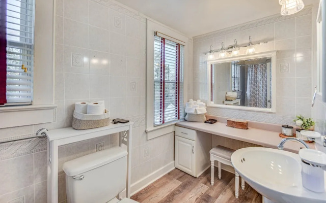 Charming Smithfield House: Walk to Downtown!