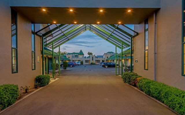 Camelot Motor Lodge 2004