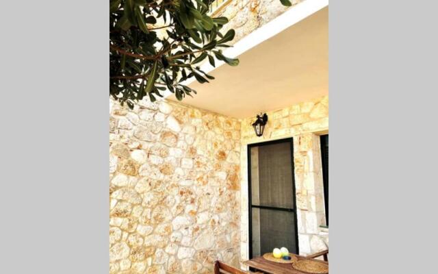 Beach Stone Mezonete 5min from the Golden Xenia beach
