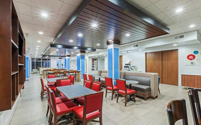 Holiday Inn Express & Suites Coffeyville, an IHG Hotel