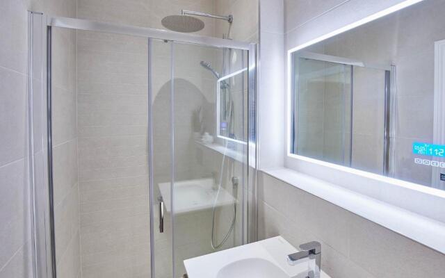 Host Stay Saltwater Suite