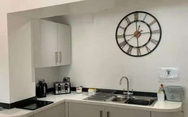 Immaculate 2-bed Apartment in Leigh