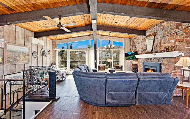 Rustic 5BR Escape  Sauna Hot Tub