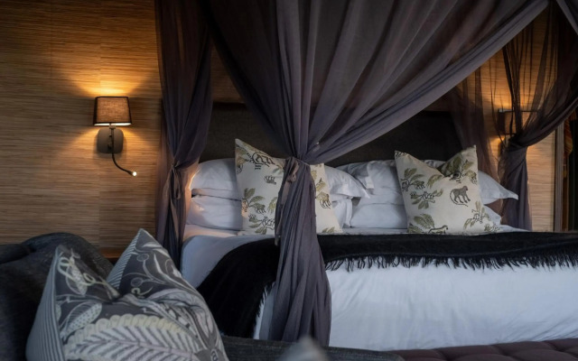 HillsNek Safari Camp - Amakhala Game Reserve