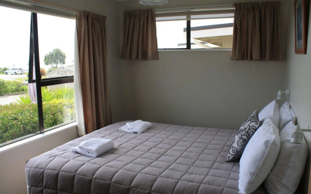 Pohara Beachfront Motel