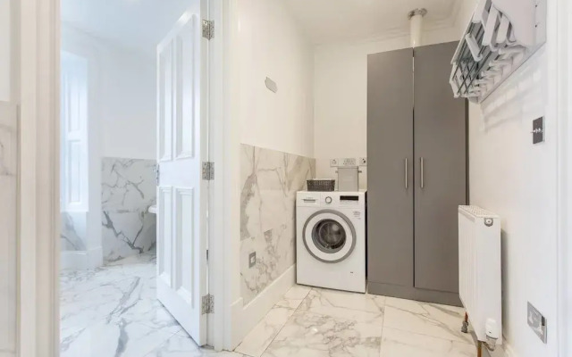 Luxury 4-bedroom Townhouse in Prestigious West End