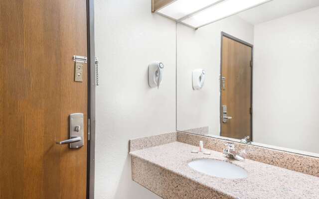 Super 8 by Wyndham Paris IL