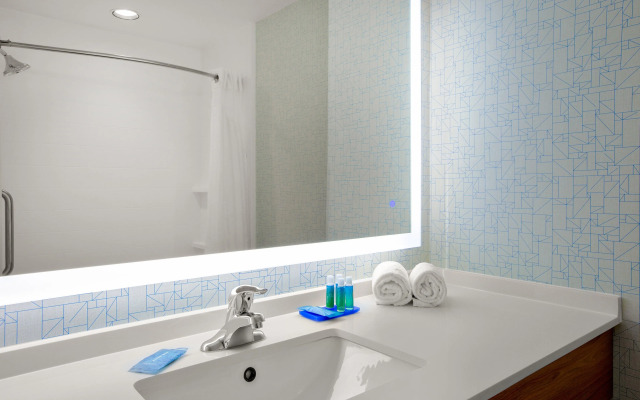 Holiday Inn Express & Suites Ontario by IHG