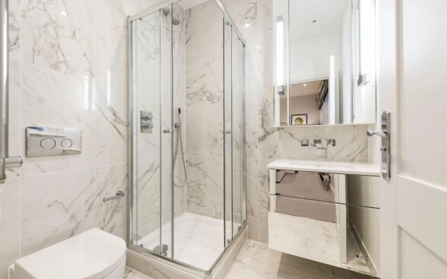 Luxury Three Bedroom - Flat 121 Lower Ground Floor