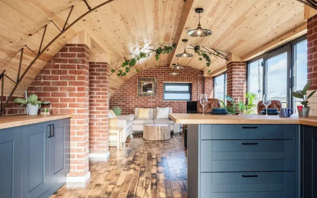 Brick Barn - Luxury Barn by River Avon