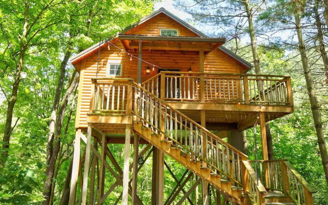 Pine Cove Lodging