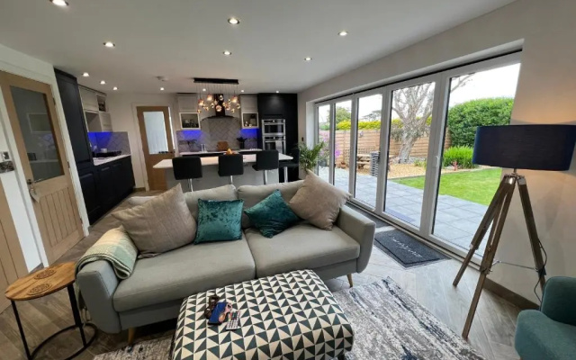 Stylish, Dog Friendly Coastal Bungalow With Garden