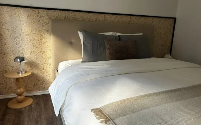 Modern 1BR plus LR Apt Near Gravensteen