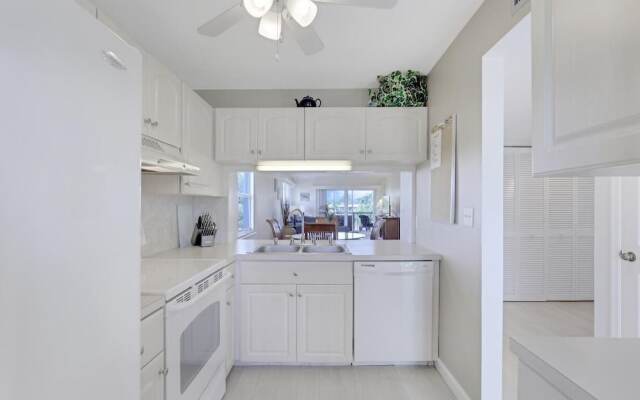 Bright Condo in Community With Pool/steps to Beach