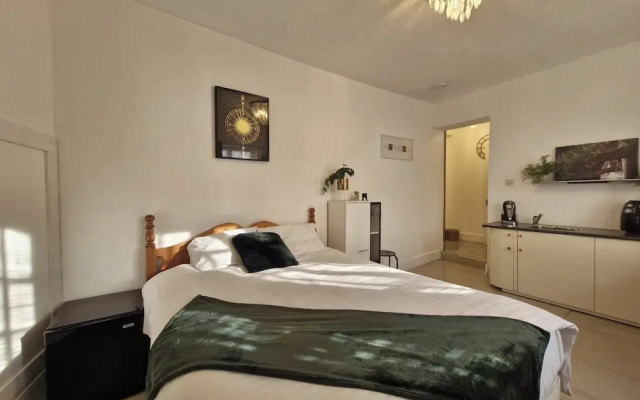 Beachside Retreat - Pets Ok - Free Parking