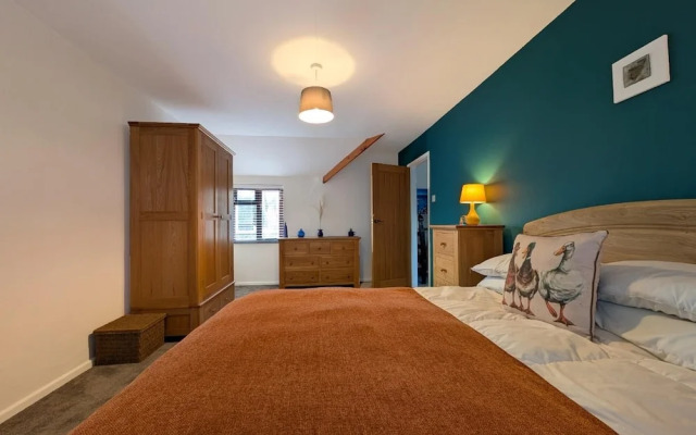 The Old Barn Near St Ives - Rustic Charm & Space