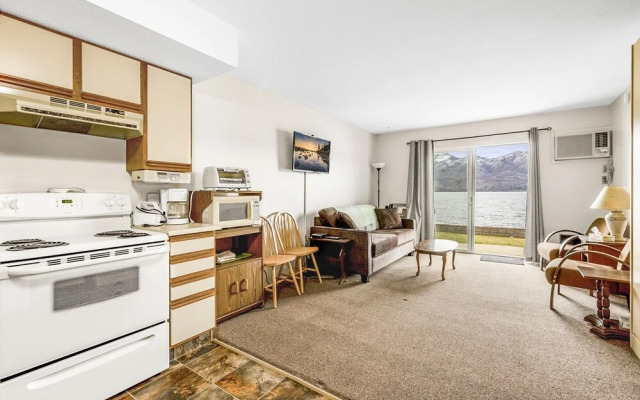Shoreline Escape. Suite on the Lake