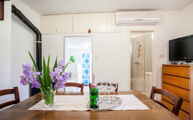 House next to the river Miro