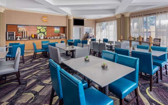 La Quinta Inn & Suites by Wyndham Miami Airport West