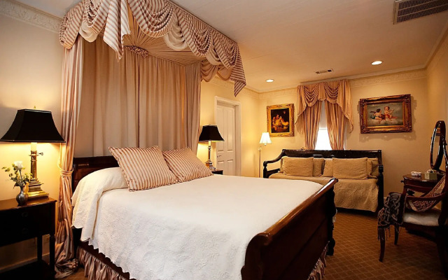 Monmouth Historic Inns and Gardens