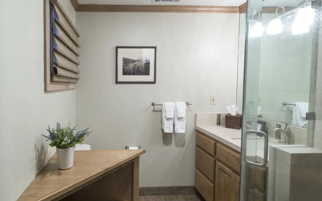 Lakefront Home, Private Hot Tub,marina..