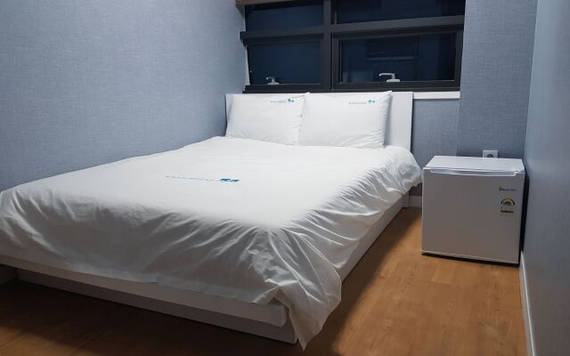 Roadhouse Shinchon - Hostel